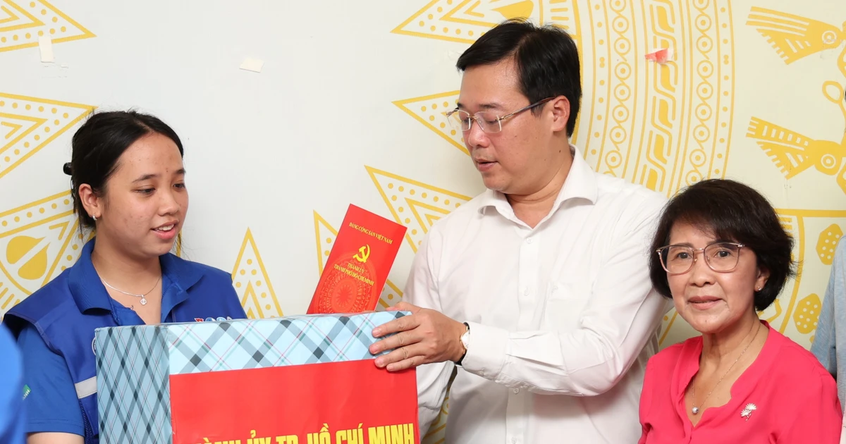 Lãnh đạo TPHCM đến nơi biểu dương các chiến sĩ 'Mùa hè số'
