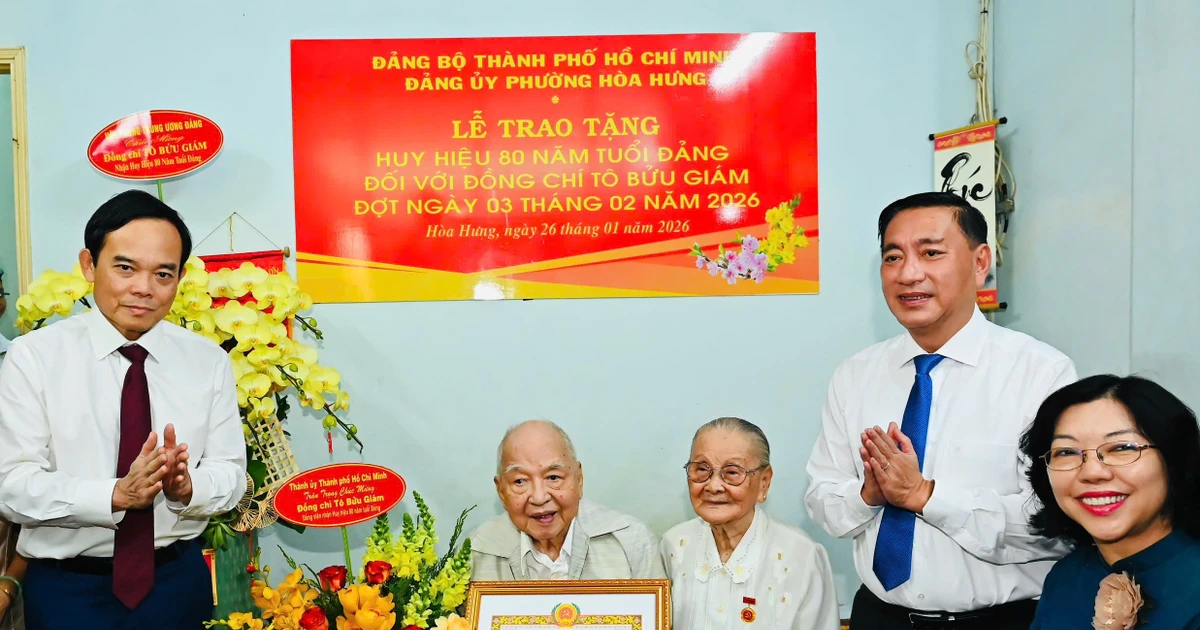 Bí thư Thành ủy TPHCM Trần Lưu Quang tặng Huy hiệu 80 năm tuổi Đảng đến cụ Tô Bửu Giám