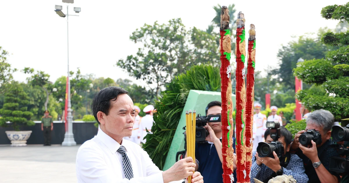 Lãnh đạo TPHCM dâng hương tưởng niệm, tri ân Anh hùng liệt sĩ