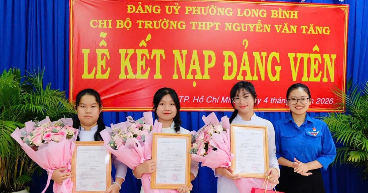 3 nữ sinh lớp 12 ở TPHCM được vinh dự kết nạp Đảng