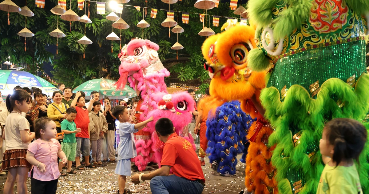 Đến ngôi chùa cổ ở TPHCM đêm Rằm tháng Giêng