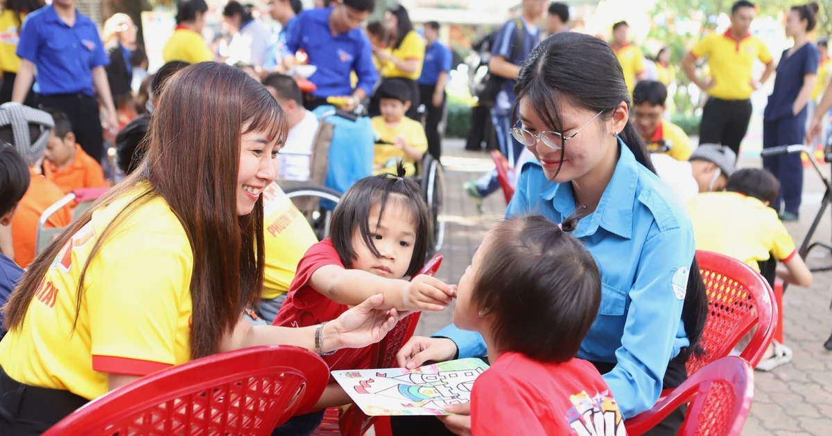 Xúc động những khoảnh khắc trao yêu thương ở trung tâm bảo trợ trẻ em