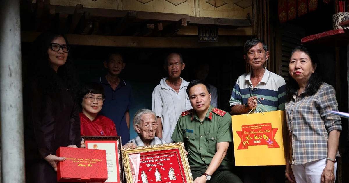 Trung tướng Mai Hoàng thăm, chúc Tết các đơn vị và cá nhân tiêu biểu