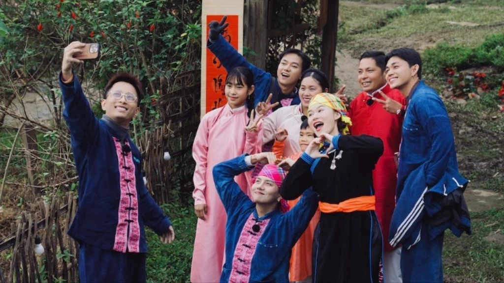 Chị Thông diện áo dài, cùng các thành viên Gia Đình Haha đón Tết giữa Bản Liền