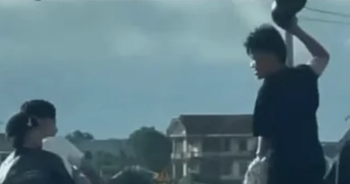 Nhóm đối tượng chạy xe máy ‘làm xiếc’ bằng gậy trên Quốc lộ 1A