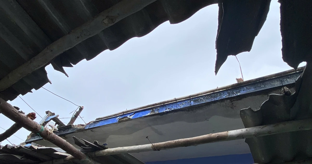 Nửa đêm sét đánh vỡ mái nhà dân trên đảo Cù Lao Xanh