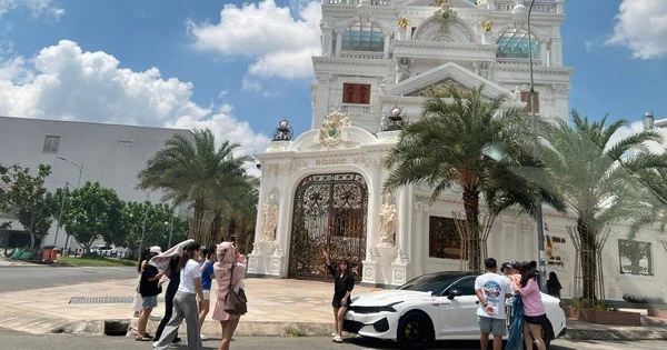 Bất chấp nắng gắt, nhiều người chụp ảnh trước dinh thự 500 tỉ đồng của Ngân Collagen