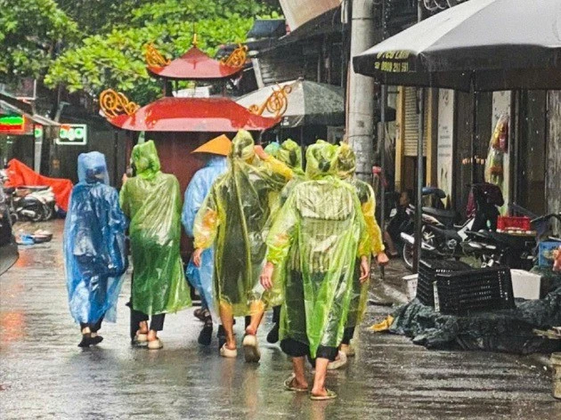 Đẫm nước mắt đón con trong vụ lật tàu trên vịnh Hạ Long