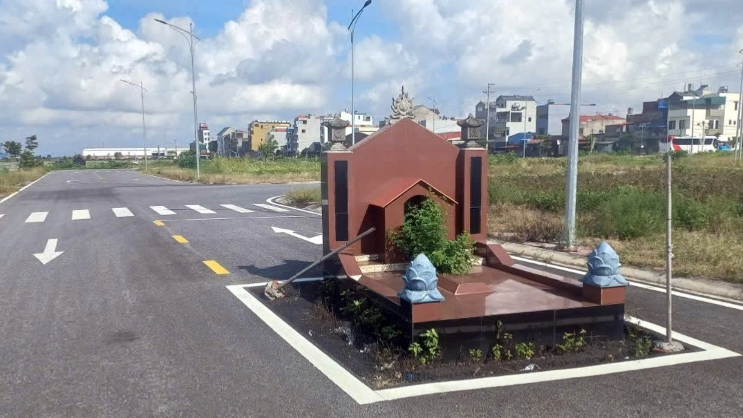 Ngôi mộ án ngữ ngay giữa đường: Lãnh đạo Hải Phòng chỉ đạo khẩn