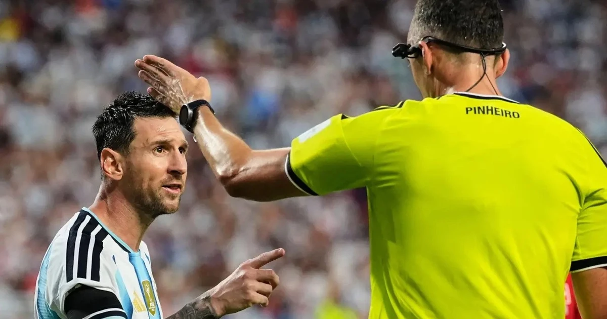Messi 'chỉnh’ thái độ của trọng tài giữa trận tứ kết