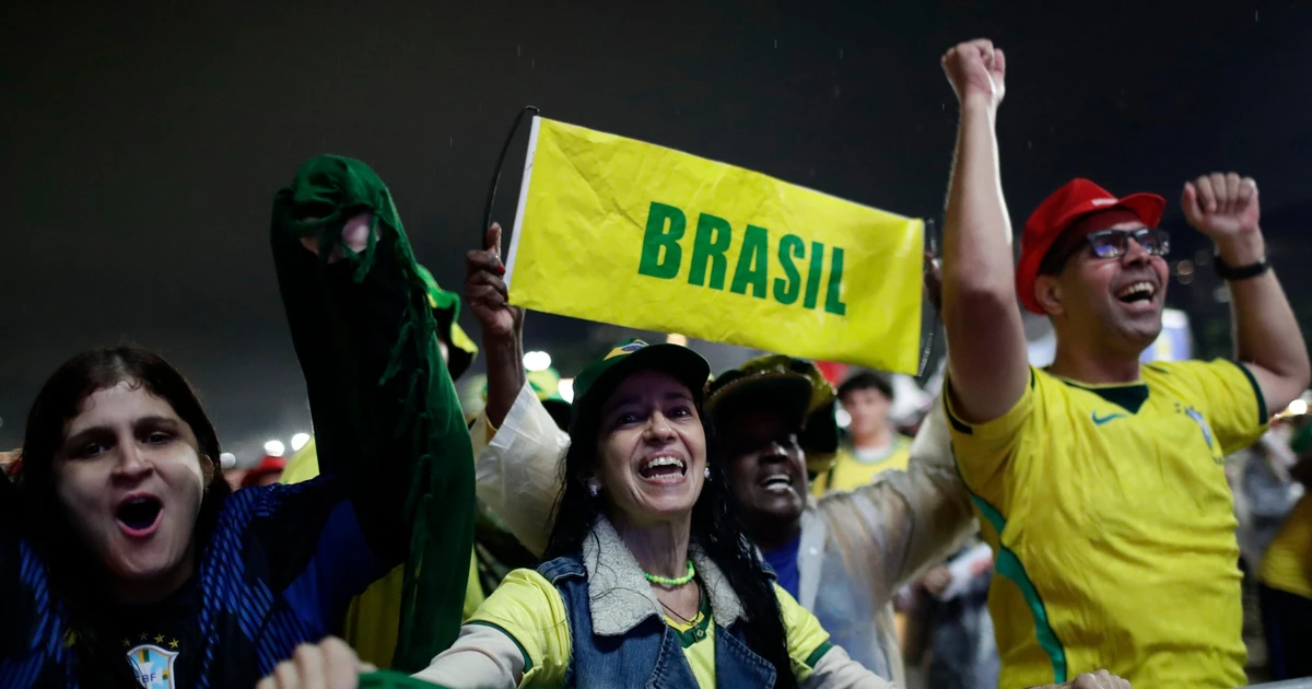 Selecao vào vòng knock-out, người hâm mộ Brazil thấp thỏm vì giờ thi đấu