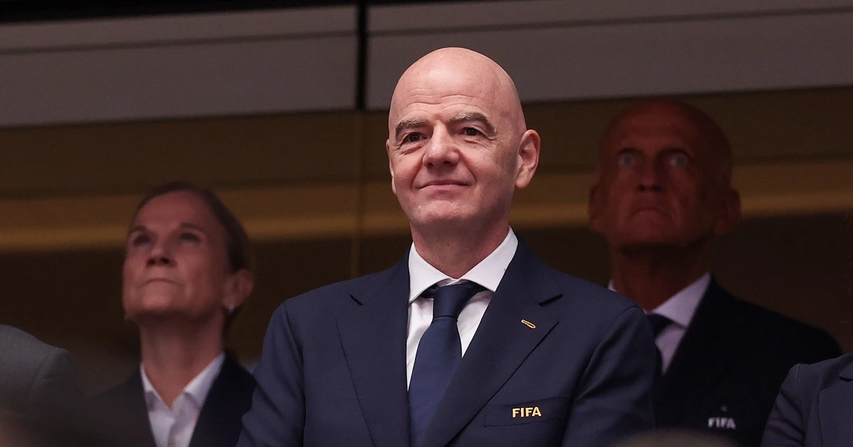 Chủ tịch FIFA hứng chịu sức ép từ chức vì vụ Balogun