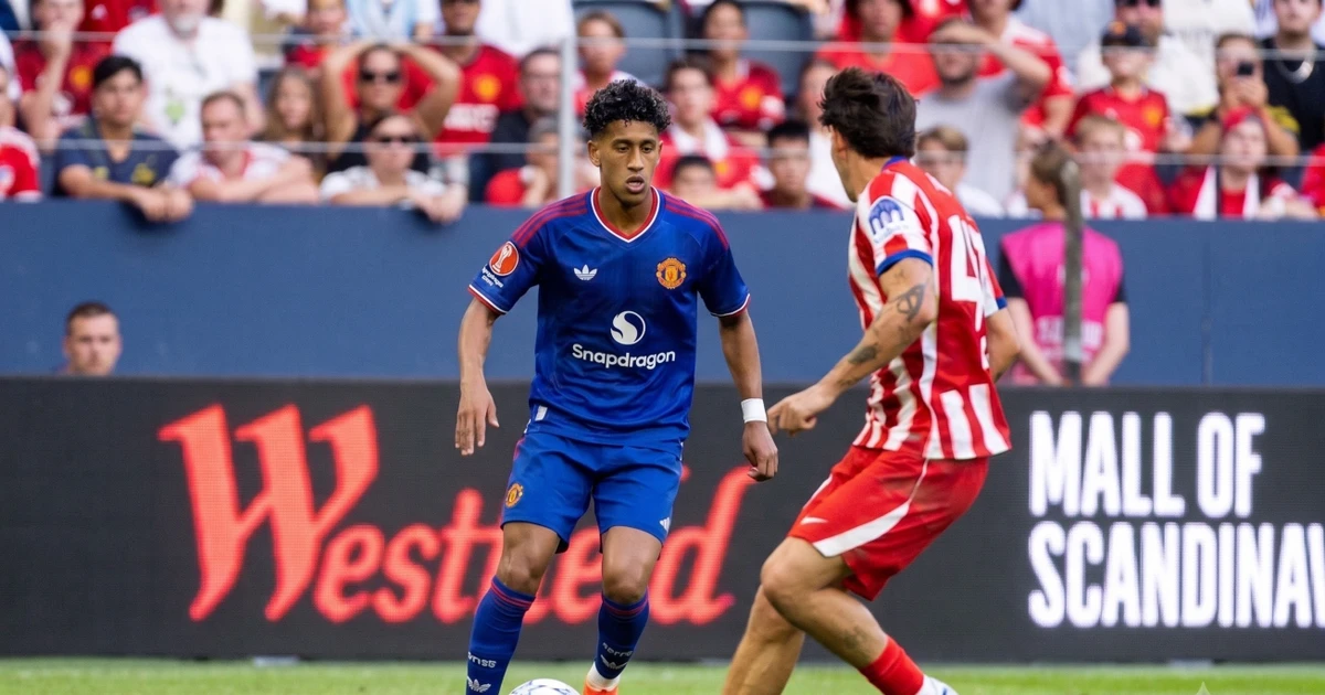 Thần đồng 15 tuổi vừa lập kỷ lục ra mắt Man United là ai?