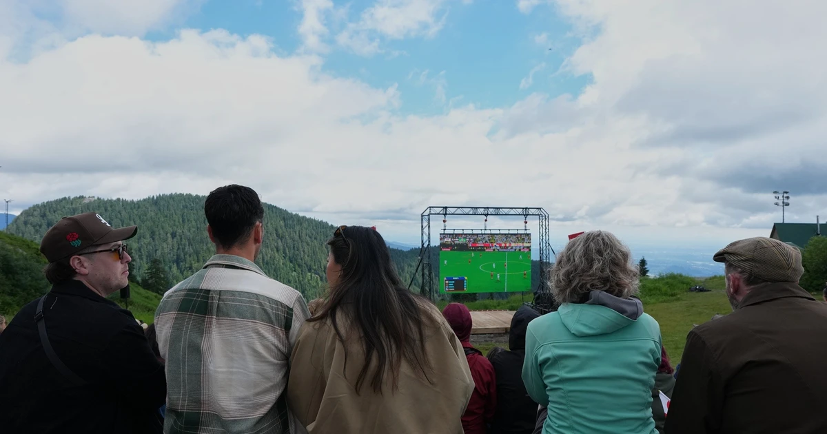 Độc đáo buổi xem World Cup giữa lưng trời tại Canada