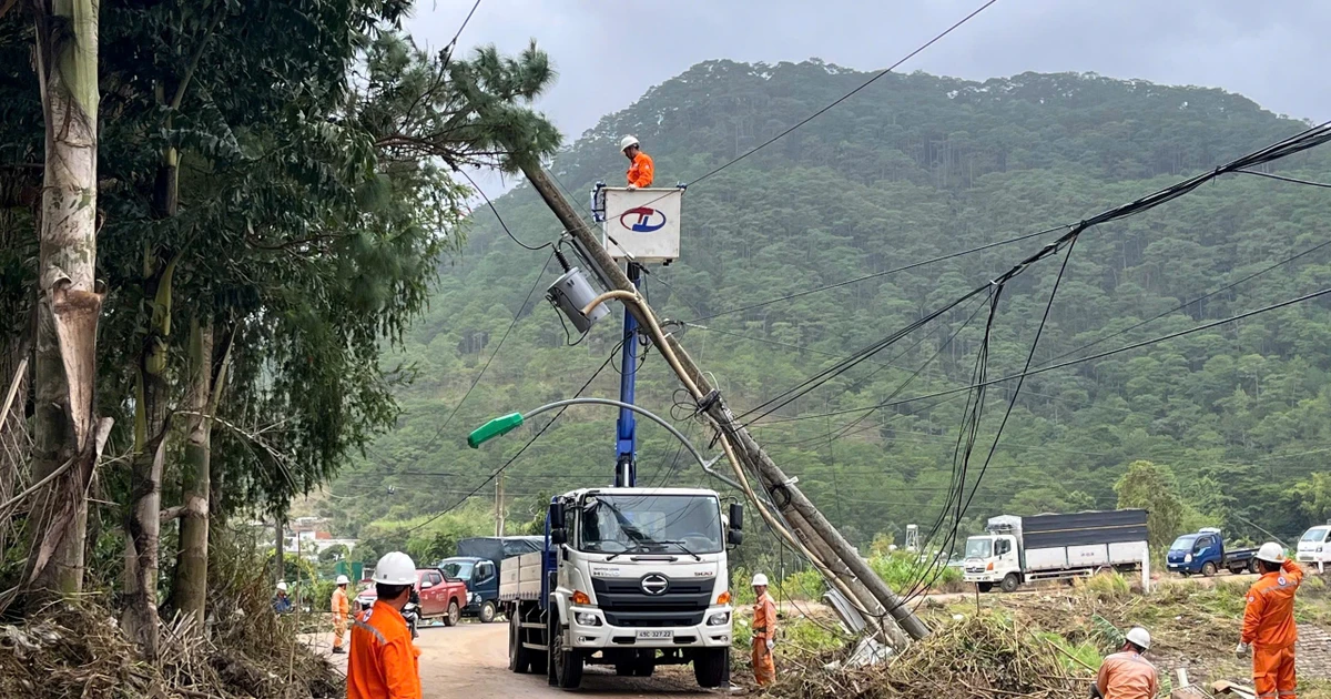 Công ty Điện lực Lâm Đồng trắng đêm khôi phục lại dòng điện cho bà con vùng lũ