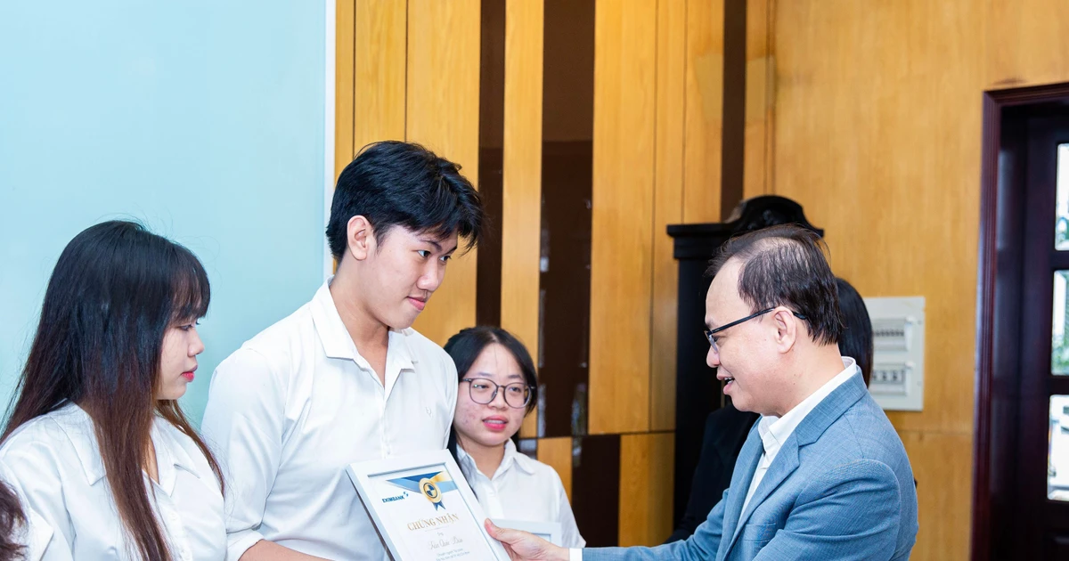 Eximbank trao học bổng trị giá 300 triệu đồng cho sinh viên Đại học Kinh tế TPHCM