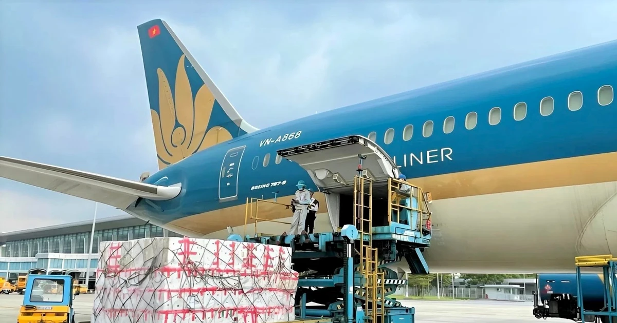 Vietnam Airlines tiếp tục vận chuyển miễn phí hàng hóa hỗ trợ đồng bào vùng lũ miền Trung