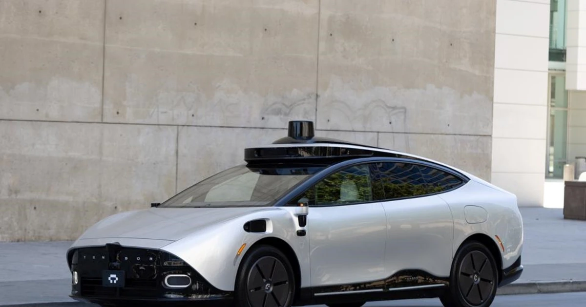 Xe điện tự lái đầu tiên trên thế giới 'Made-by-VinFast' gây tò mò ở Trung Đông