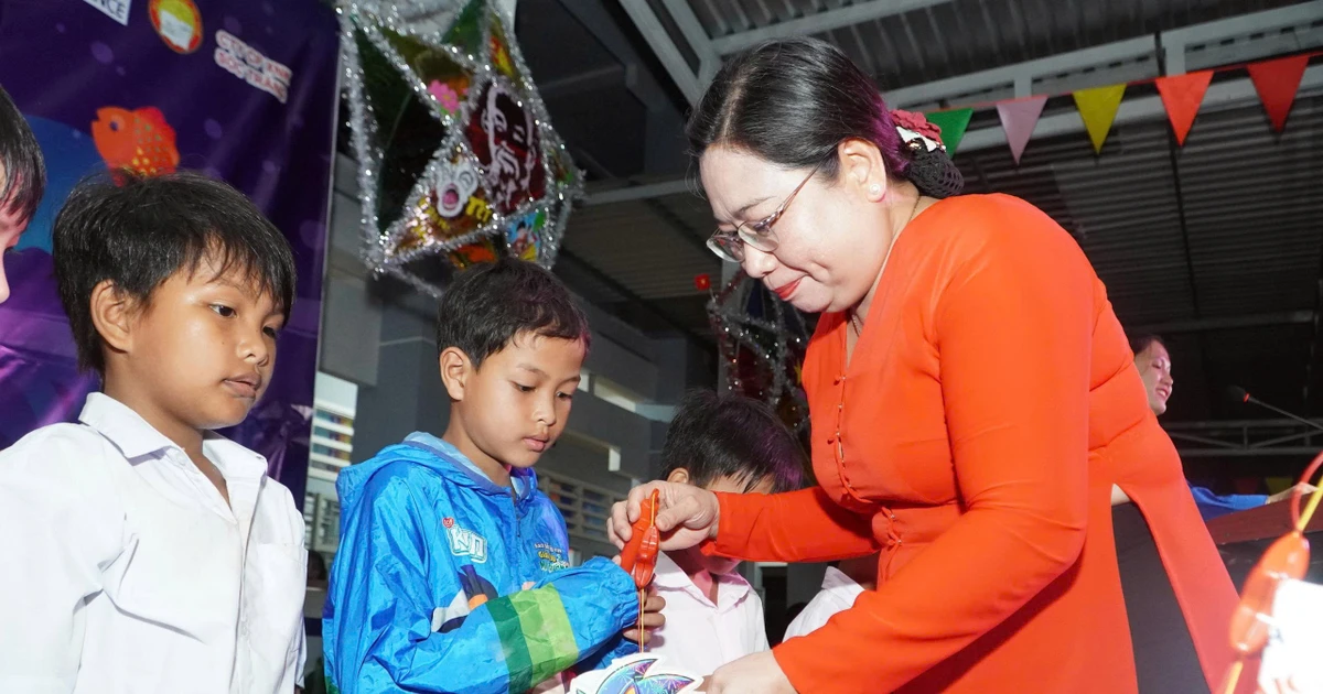 Lồng đèn thắp sáng ước mơ trẻ em nghèo Cần Thơ