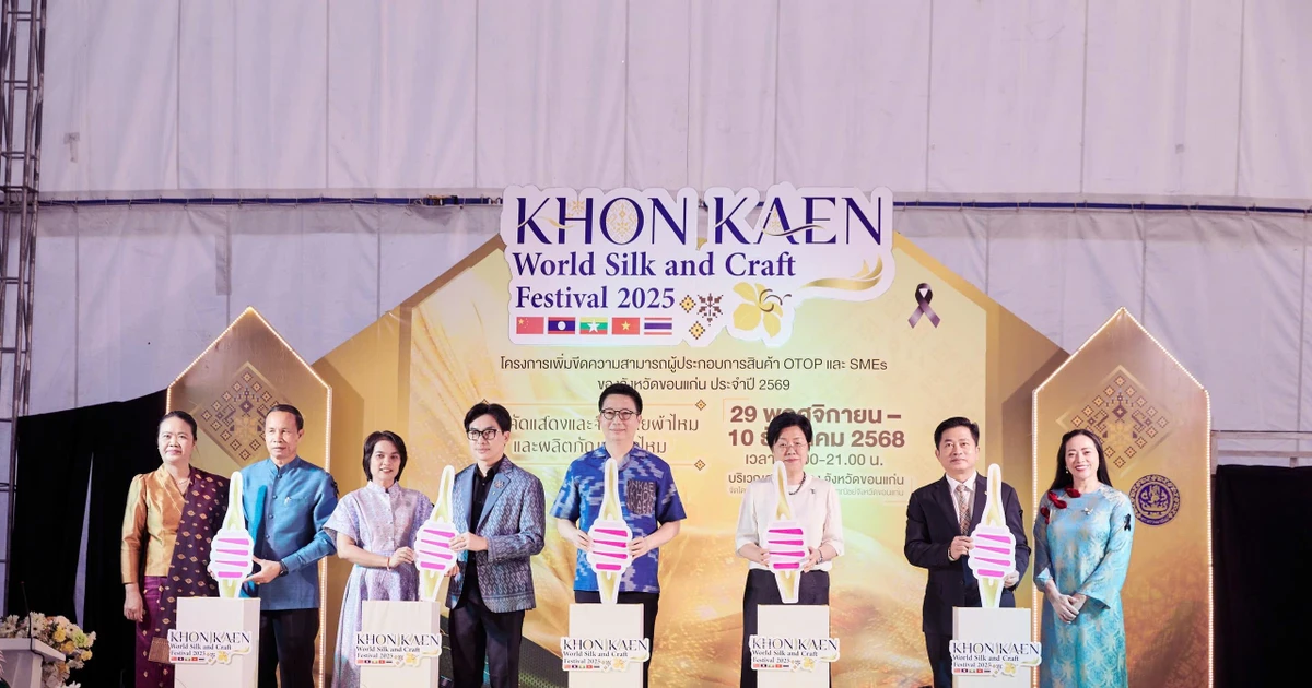 Áo dài Việt Nam tại Lễ hội tơ lụa quốc tế Thái Lan 2025