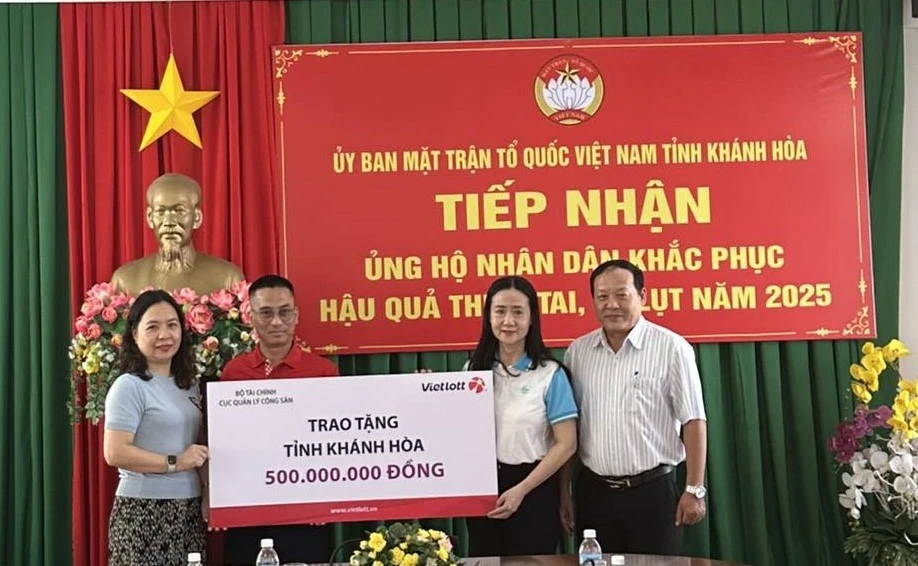 Cục Quản lý Công sản và Vietlott hỗ trợ người dân tỉnh Khánh Hòa sau đợt bão lũ lịch sử