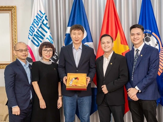 PNJ trao tặng HLV Kim Sang Sik huy chương vàng 24K nặng 33 chỉ