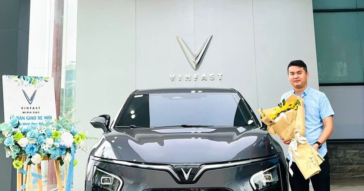 Dạy lái bằng VinFast VF 7, chủ xe chia sẻ: Nhiều học viên sau khi nhận bằng mua ngay xe điện