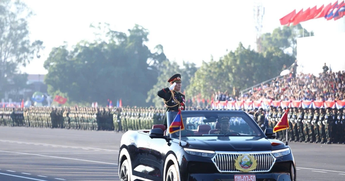 Xe điện Việt Nam nổi bật tại lễ diễu binh, diễu hành kỷ niệm Quốc khánh Lào