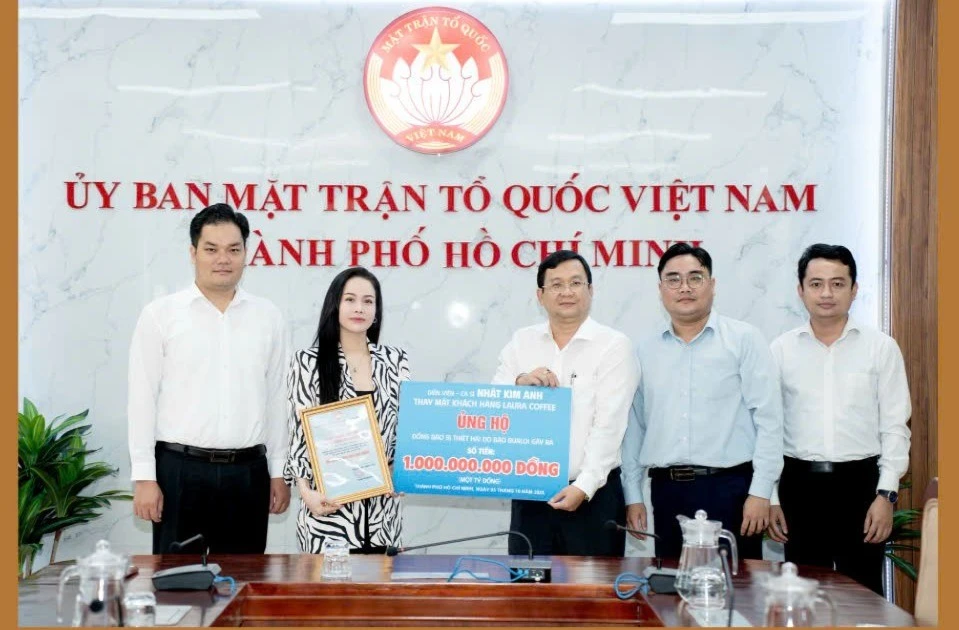 Nhật Kim Anh trao 1 tỷ đồng hỗ trợ khắc phục bão Bualoi