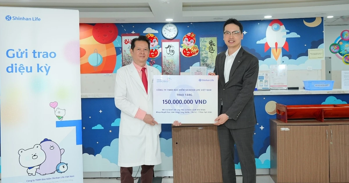 Shinhan Life Việt Nam tiếp tục trao quà, tài trợ điều trị cho bệnh nhi có hoàn cảnh khó khăn