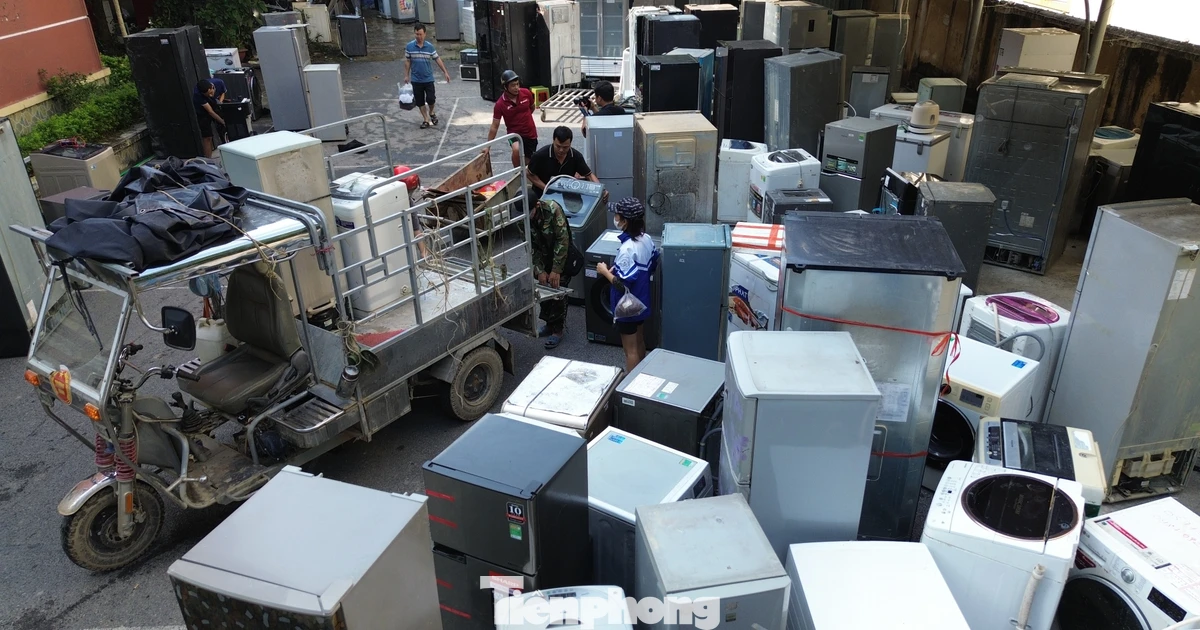 Tình người Thái Nguyên giữa mùa lũ: Sửa miễn phí thiết bị điện ngập nước cho hàng trăm hộ dân