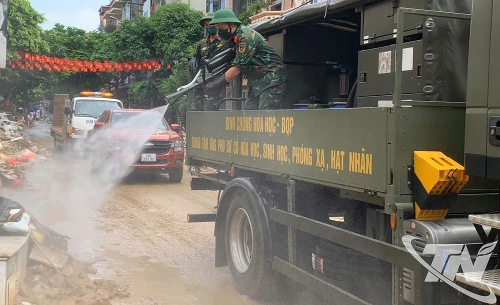 Quân đội, y tế phun hóa chất khử khuẩn sau mưa lũ tại Thái Nguyên