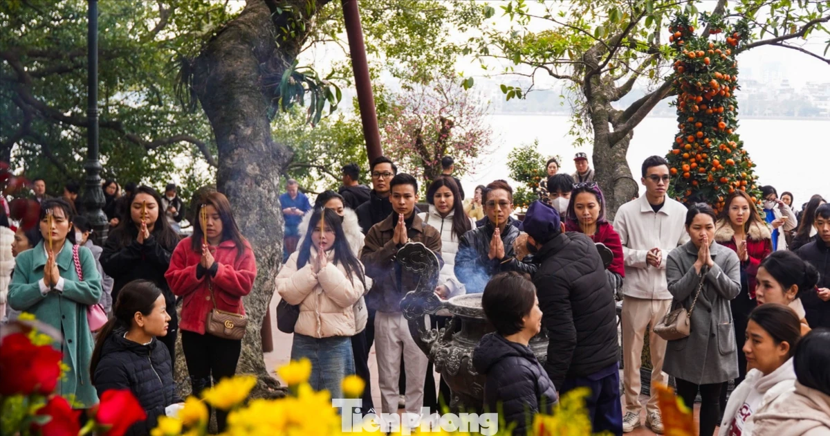 Phủ Tây Hồ đông nghịt người đi tạ lễ trưa Rằm tháng Chạp