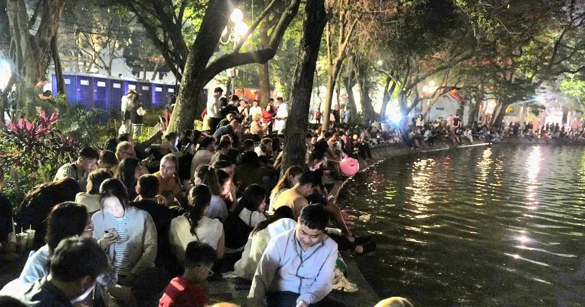 Dòng người đổ về Hồ Gươm