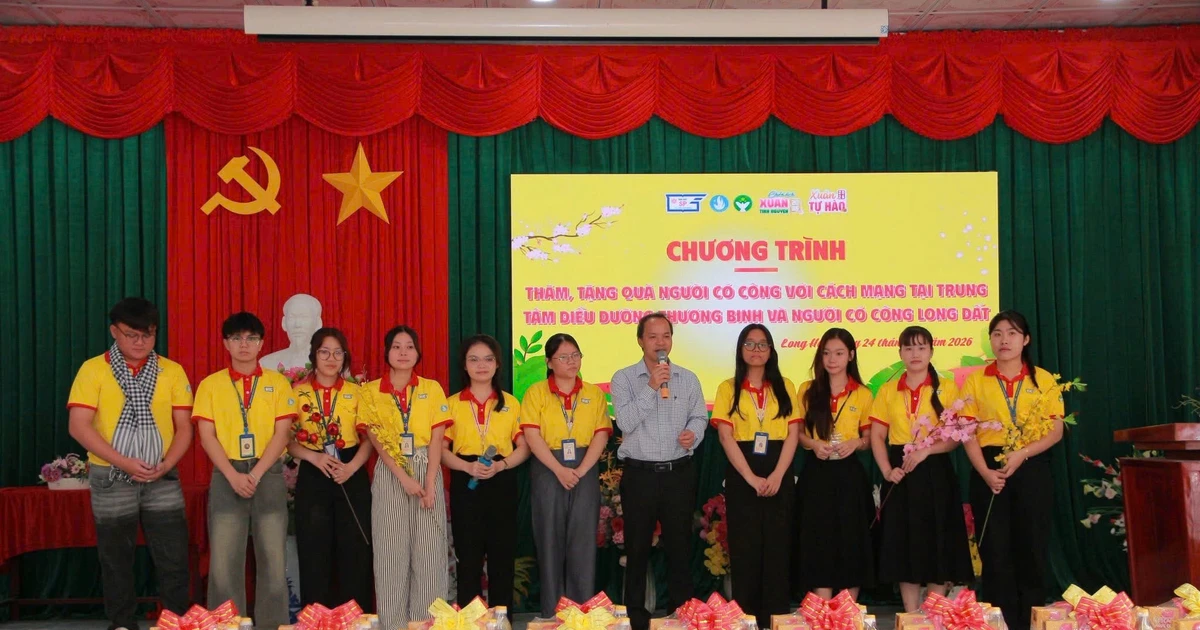 Tuổi trẻ ĐH Sư phạm TP.HCM thăm hỏi, trao quà tri ân thương binh, người có công