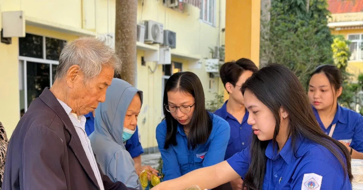 Đoàn viên, thanh niên trao suất ăn miễn phí cho các bệnh nhân có hoàn cảnh khó khăn