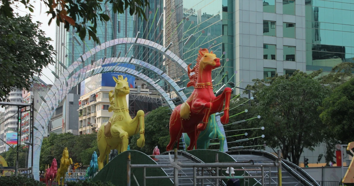 Đường hoa phố đi bộ Nguyễn Huệ dần hoàn thiện - điểm hẹn du xuân mùa Tết 2026