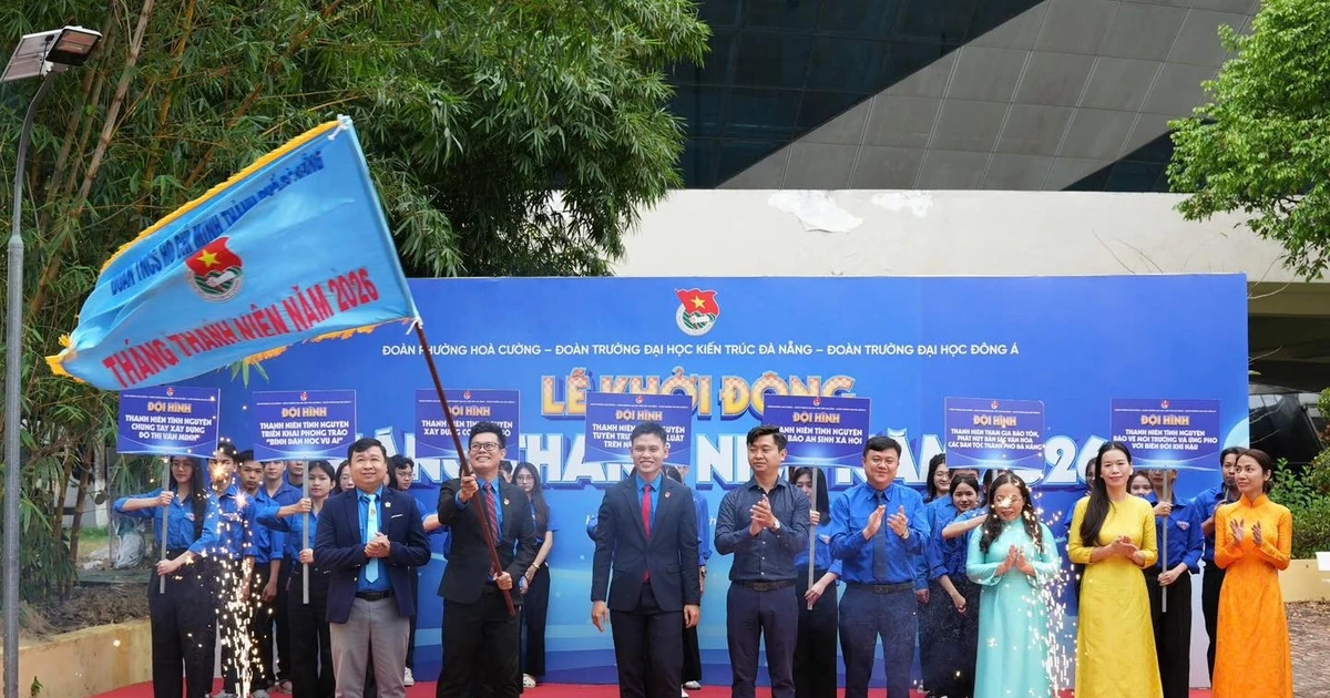 Tuổi trẻ Đà Nẵng dâng hương tri ân, trao tặng công trình “Tủ sách yêu thương”