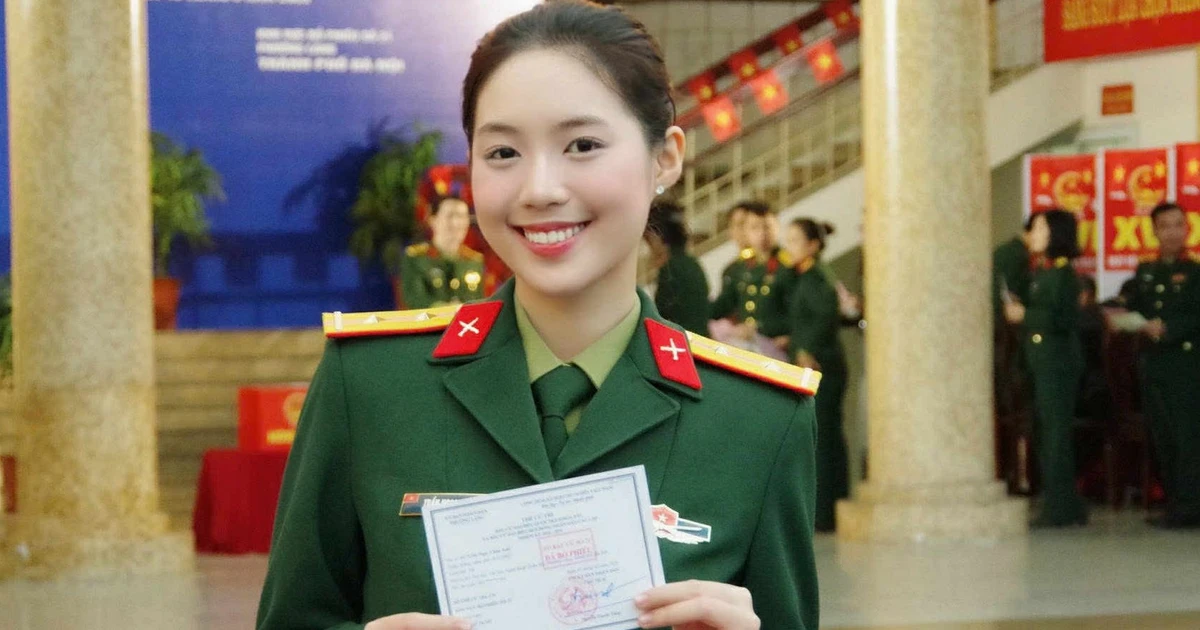 Á hậu Châu Anh mặc quân phục đi bầu cử