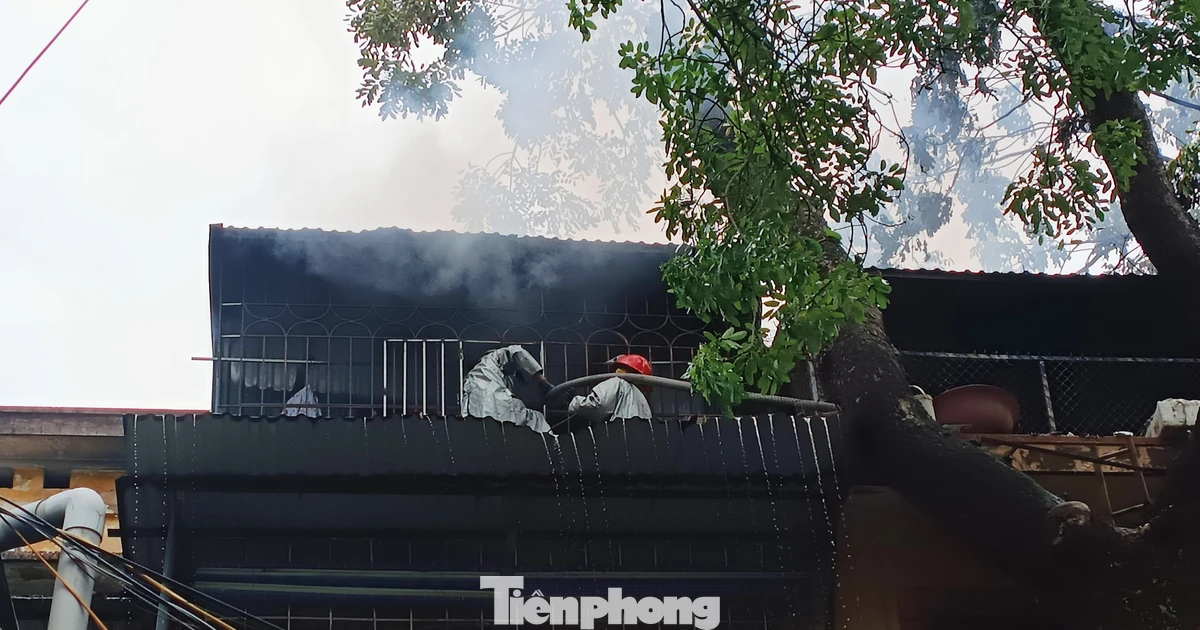 Cháy căn hộ tập thể, khói đen cuồn cuộn, người dân hoảng hốt tháo chạy