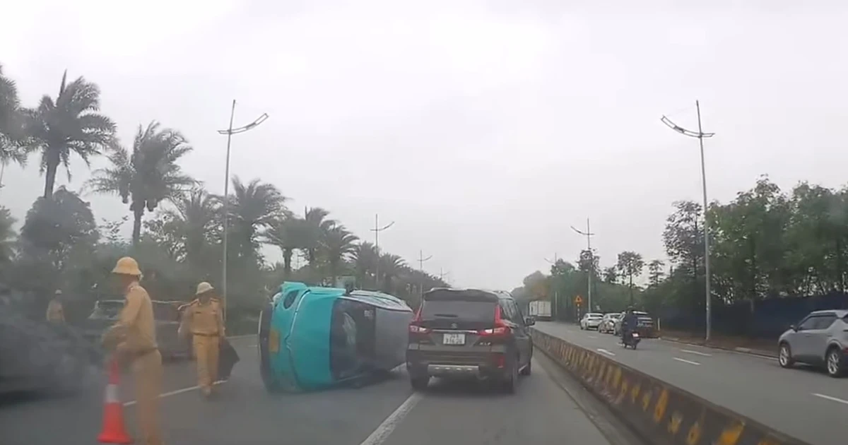 Tài xế buồn ngủ, xe công nghệ lao vào dải phân cách lật giữa đường