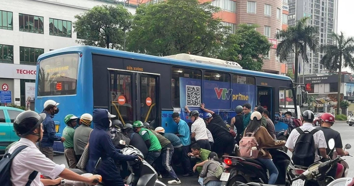 Hà Nội: Hàng chục người nâng ô tô buýt để cứu người phụ nữ bị cuốn vào gầm xe