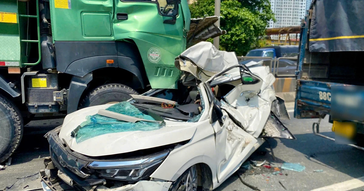 Hiện trường vụ ô tô con bị vò nát, 3 người mắc kẹt sau va chạm liên hoàn ở Hà Nội