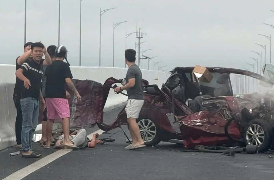 Ô tô con biến dạng sau va chạm với xe tải trên cao tốc