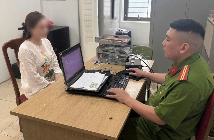 Lập hồ sơ xử lý người phụ nữ đánh nam tài xế ô tô sau va chạm giao thông