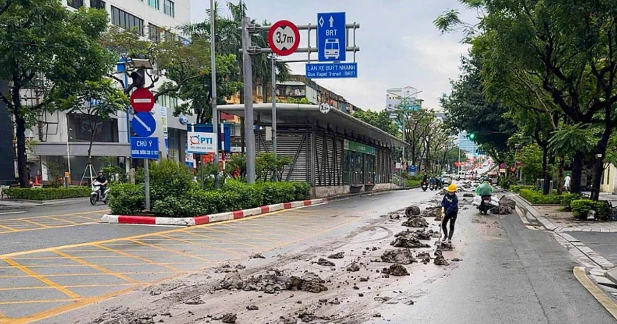 Hà Nội: Xe tải làm rơi vãi bùn ra đường, tài xế và chủ xe bị phạt gần 35 triệu đồng