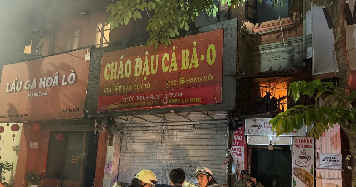 Quán cháo bốc cháy giữa đêm, cảnh sát hối hả giải cứu người mắc kẹt