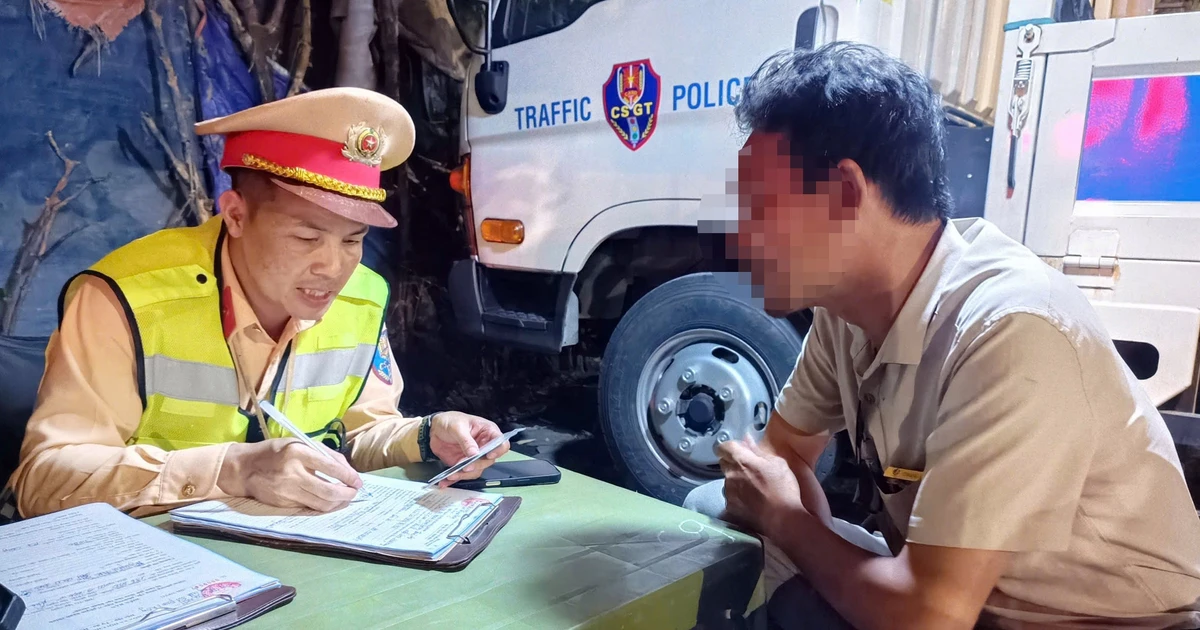 Hà Nội: Uống rượu vẫn chở 2 con nhỏ bằng xe máy, người đàn ông bị CSGT xử lý
