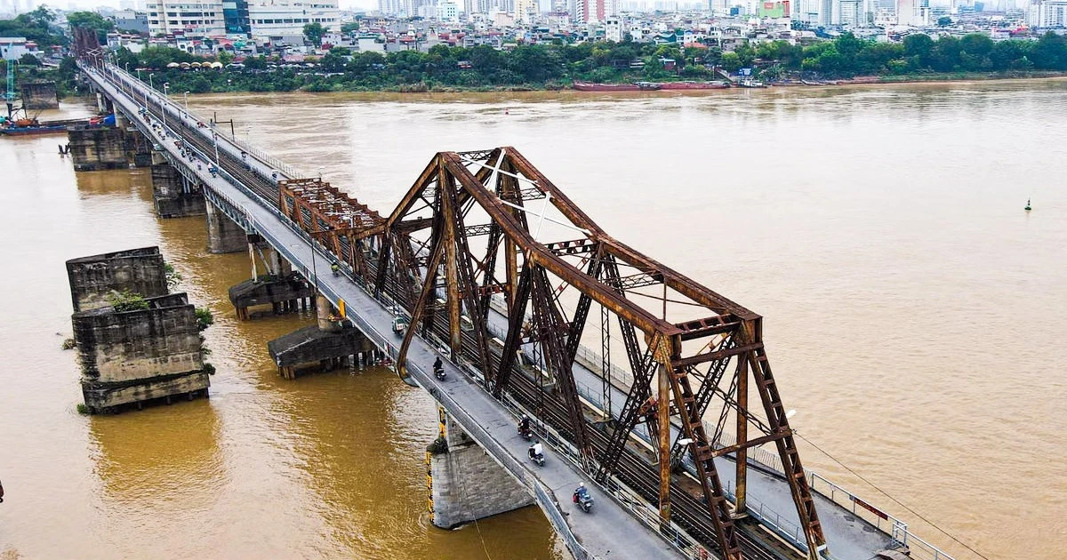 Thông tàu qua cầu Long Biên sau hơn 1 tuần gián đoạn