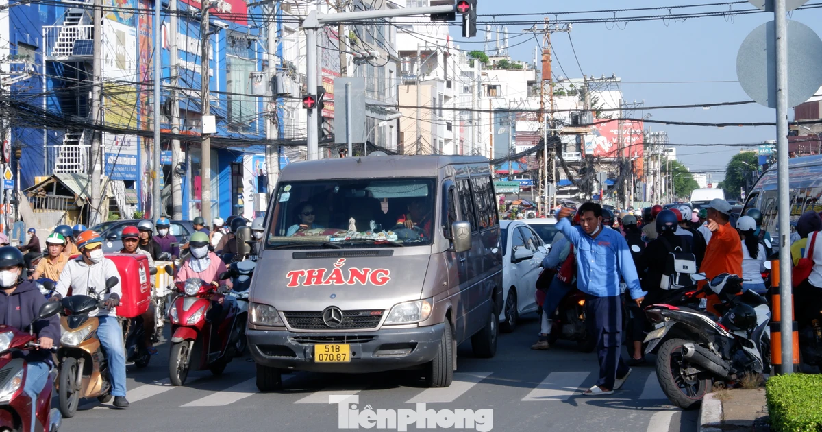 Tài xế bỡ ngỡ, ô tô phải quay đầu trong ngày đầu lưu thông một chiều trên trục chính vào trung tâm